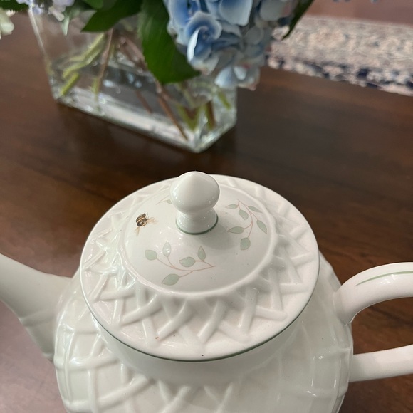 Lenox butterfly meadow large teapot, 7” x 11”. - Picture 7 of 9